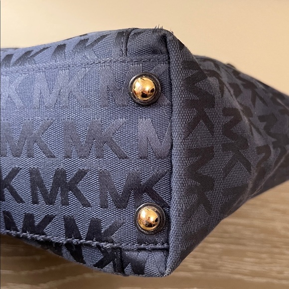 Michael Kors Jet Set Logo Pocket Tote in Navy Signature Print Canvas. - Picture 9 of 11